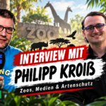 Interview mit Philipp Kroiß: Silvio Harnos und Philipp Kroiß vor einer Zoo-Kulisse mit Tieren und großem Schriftzug zum Thema Zoos, Medien und Artenschutz.