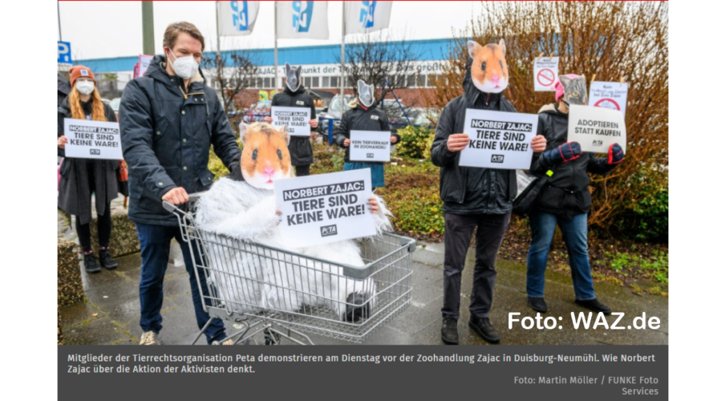 Peta verstößt bei Demonstration vor Zoo Zajac gegen Corona Vorschriften