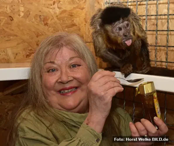 Affen-Mutter Andrea Lutz (†61) fütterte Pongo mit leckerem Honig (Foto: Horst Welke BILD.de)