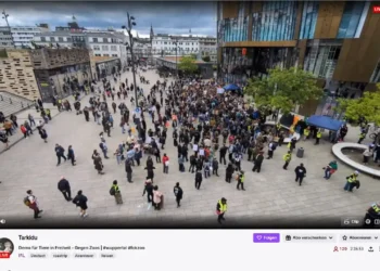 Teilnehmer der Robert Marc Lehmann Demo Wuppertal vor dem Hauptbahnhof, mit Proteststimmung und symbolischen Gesten.