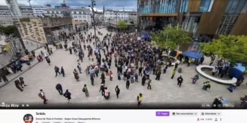 Teilnehmer der Robert Marc Lehmann Demo Wuppertal vor dem Hauptbahnhof, mit Proteststimmung und symbolischen Gesten.