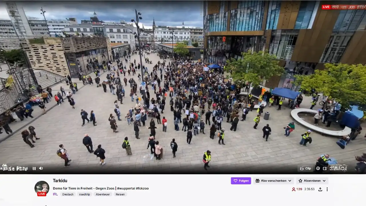 Teilnehmer der Robert Marc Lehmann Demo Wuppertal vor dem Hauptbahnhof, mit Proteststimmung und symbolischen Gesten.
