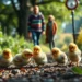 Ein kleines Grüppchen bunter Wellensittichküken liegt hilflos auf dem Boden inmitten der üppigen grünen Landschaft von Rosenheim. Die jungen Vögel wirken verletzlich und bedürftig, während das sanfte Morgenlicht sanfte Schatten wirft. Im Hintergrund beobachten einige besorgte Passanten die Situation mit überraschten und besorgten Gesichtern. Die Szene vermittelt Dringlichkeit und Mitgefühl, was auf die Wichtigkeit des Tierschutzgesetzes hinweist.