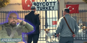 Jens Waldinger vor einem türkischen Tierheim mit Boykott-Plakat – Symbolbild für Profitinteressen im Tierschutz.