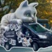 Ein buntes Fahrzeug mit großer Katze auf dem Dach steht in einer Stadtstraße und wirbt im Rahmen der Katzenschutz Kampagne für den Schutz von Straßenkatzen