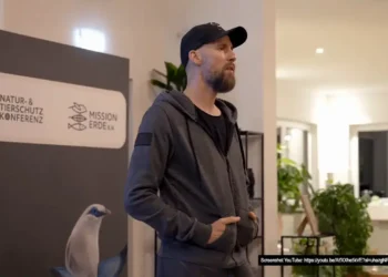 Screenshot von Robert Marc Lehmanns YouTube-Kanal zeigt ihn auf der Bühne seiner Tierschutzkonferenz, umgeben von Publikum und Kameras.
