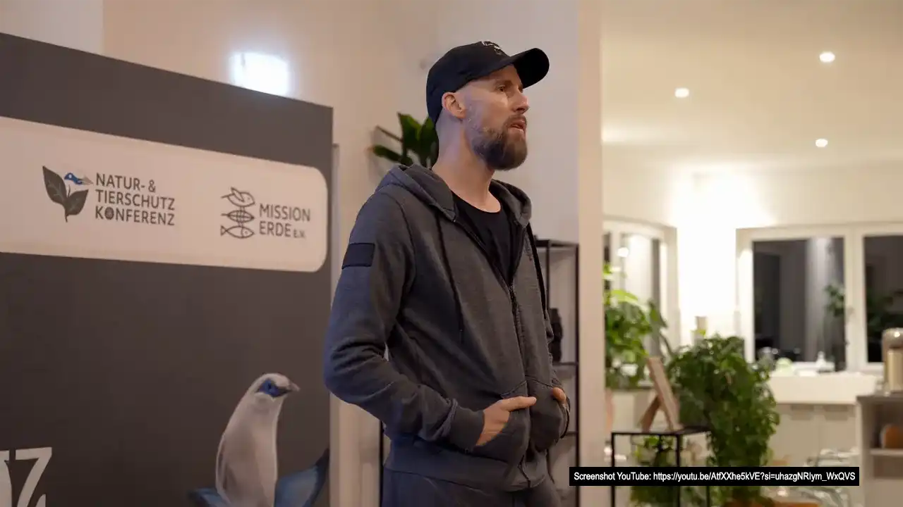 Screenshot von Robert Marc Lehmanns YouTube-Kanal zeigt ihn auf der Bühne seiner Tierschutzkonferenz, umgeben von Publikum und Kameras.