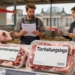 Supermarktregal mit verschiedenen Fleischverpackungen, daneben ein verunsicherter Verbraucher und ein Landwirt – das verschobene Tierhaltungslogo sorgt für Unklarheit.
