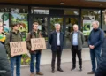 Fotorealistische Szene vor einem deutschen Zooeingang, in der Anti-Zoo-Aktivisten auf sachlich argumentierende Zoo-Experten treffen und sichtbar in Erklärungsnot geraten.