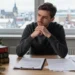 Ein gesegnetes und friedvolles Weihnachtsfest – und ein klarer Blick auf 2026 1 Weihnachtliche Szene mit Kerze, Dokumenten und Büchern als Symbol für die sachliche Arbeit von GERATI zum Jahresausklang.