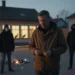 Hass nach Tierschutzspende – Wenn moralische Selbstinszenierung echte Hilfe verhindert 4 Ein Mann steht nach Silvester allein auf einem winterlichen Marktplatz vor einer beleuchteten Tierrettungsstation, umgeben von anonymen Schattenfiguren und Feuerwerksresten, Sinnbild für Hass nach Tierschutzspende
