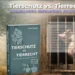 Titelbild zum Buch Tierschutz vs. Tierrecht: Ein Hirsch in freier Natur steht symbolisch für Tierschutz, während ein Schwein hinter Gitterstäben für die Konflikte und ideologischen Spannungen des Tierrechts steht. Daneben ist das Buch Tierschutz vs. Tierrecht – Grundlagen, Ideologien, Konflikte von Silvio Harnos abgebildet.