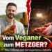 Vom Veganer zum Metzger – Niko Rittenau Veganismus Debatte und der radikale Bruch mit der moralischen Gewissheit 5 Niko Rittenau mit Huhn vor Stall, gegenüber Schlachtmesser und Fleisch – Symbolbild zur Niko Rittenau Veganismus Debatte.