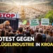 Protest gegen Geflügelindustrie in Kroatien: Wenn Investitionsprojekte zum Politikum werden 1 Demonstration in Zagreb gegen ein Großprojekt der Geflügelproduktion – Protest gegen Geflügelindustrie in Kroatien mit Bannern vor industrieller Hühnerfarm.