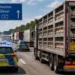 Polizei verhindert größeres Tiersterben auf der A2 – Tiertransport gerät bei Hitze in lebensgefährliche Lage 8 Tiertransport A2: Polizeieskorte begleitet einen Lkw mit Hühnern durch einen Stau auf der Autobahn, während Feuerwehr und Einsatzkräfte den Transport bei großer Hitze sichern.