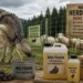 Wolfsurin als Herdenschutz? Soll man jetzt Wölfe halten, um Urin und Kot zu sammeln? 5 Wolfsurin Herdenschutz: Satirische Darstellung eines Wolfs vor einer Schafherde mit Kanistern und Schildern zur Diskussion über Geruchsbarrieren als Herdenschutz.