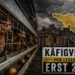 Käfigverbot für Legehennen in Wallonien: Legehennen in Käfigen vor einem belgischen Regierungsgebäude und einer Karte Walloniens.