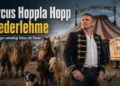 Circus Hoppla Hopp in Niederlehme: „Einen Zirkus ohne Tiere möchte ich nicht erleben“ 44 Circus Hoppla Hopp Niederlehme mit Direktor Sven Rogall, Kamelen, Pferden, Ponys und Hund vor dem Zirkuszelt.