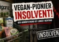 Einstiger Vegan-Pionier insolvent: Der Abwärtstrend veganer Produkte wird immer deutlicher 49 Vegane Produkte im Fokus: Einkaufswagen mit pflanzlichen Lebensmitteln vor einem dramatischen Insolvenz-Hintergrund symbolisiert den wirtschaftlichen Abwärtstrend der Branche.