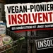 Einstiger Vegan-Pionier insolvent: Der Abwärtstrend veganer Produkte wird immer deutlicher 7 Vegane Produkte im Fokus: Einkaufswagen mit pflanzlichen Lebensmitteln vor einem dramatischen Insolvenz-Hintergrund symbolisiert den wirtschaftlichen Abwärtstrend der Branche.