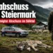 Wolfsabschuss in der Steiermark: Erster genehmigter Abschuss im Sölktal 4 Wolfsabschuss Steiermark: Jäger blickt auf Weide mit Schafen, während nach dem ersten behördlich genehmigten Wolfsabschuss im Sölktal Polizei und Alm im Hintergrund zu sehen sind.