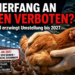 Niederlande: Verwaltungsgericht erklärt Ausnahme beim Fangen von Hühnern an den Beinen für unzulässig – Anpassungspflicht bis 2027 8 Ein Mitarbeiter demonstriert die korrekte Handhabung eines Huhns, um das Hühner an den Beinen hochheben zu vermeiden.