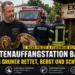 Björn Gruner hält eine Schlange vor Polizei und Feuerwehr an der Exotenauffangstation Balingen, umgeben von weiteren exotischen Tieren.