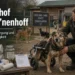 Lebenshof De Hun’nenhoff mit Rollihund im Rollwagen, Tierpflegerin sowie Futter- und Pflegematerial als Symbol für Versorgung und Spendenabhängigkeit.
