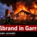 Großbrand in Garrel: Feuerwehrleute bekämpfen einen brennenden Rinderstall, in dem rund 50 Rinder verendeten.