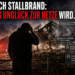 Ein Landwirt steht vor den Ruinen seines abgebrannten Stalls, während digitale Sprechblasen Hasskommentare gegen Landwirt nach Großbrand symbolisieren.