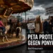 PETA Protest gegen Ponykarussell in Bad Kreuznach mit Ponykarussell und Demonstrierenden auf dem Jahrmarkt.