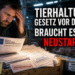 EU-Einwand gegen Tierhaltungskennzeichnungsgesetz: Ein Landwirt betrachtet kritisch EU-Dokumente zum Tierhaltungskennzeichnungsgesetz in einem Stall.