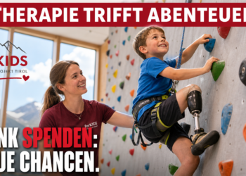 Therapie trifft Abenteuer: forKIDS-Sommerprojektwochen verbinden Bewegung und Spiel 12 Ein Kind beim Klettern während der forKIDS-Sommerprojektwochen Tirol in einer modernen Kletterhalle.