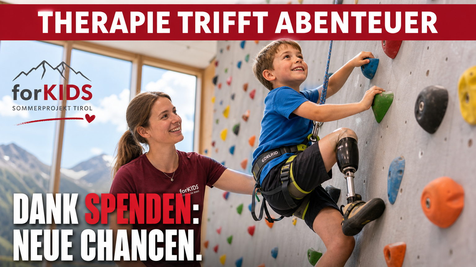 Ein Kind beim Klettern während der forKIDS-Sommerprojektwochen Tirol in einer modernen Kletterhalle.