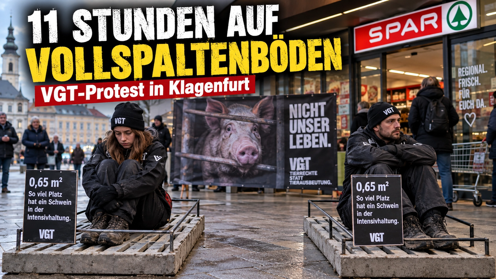 VGT Protest auf Vollspaltenböden in Klagenfurt: Zwei Aktivisten sitzen bei einer öffentlichen Protestaktion auf Betonspaltenböden.