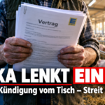 Landwirt hält Dokumente zu den umstrittenen Tierwohlverträgen im Edeka-Streit