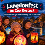 Kinder mit leuchtenden Laternen beim Lampionfest im Zoo Rostock 2026 vor einem Robbenbecken