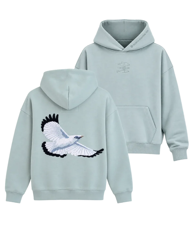 Robert Marc Lehmann: Wieder ein Urheberrechtsverstoß? Fragen zum 99-Euro-Balistar-Hoodie 2 Balistar-Hoodie aus dem Mission Erde Shop von Robert Marc Lehmann mit großflächigem weiß-blauem Vogel-Stickmotiv auf dem Rücken.