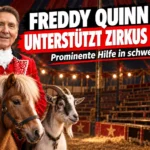 Freddy Quinn unterstützt Zirkus Traber: Der Entertainer im roten Zirkuskostüm mit Pony und Ziege vor leeren Zuschauerrängen.