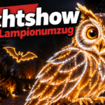 KI-generiertes Symbolbild zu Halloween im Zoo Dresden: leuchtende Eulenfigur und Fledermaussilhouette bei Nacht mit der Überschrift „Lichtshow statt Lampionumzug“.
