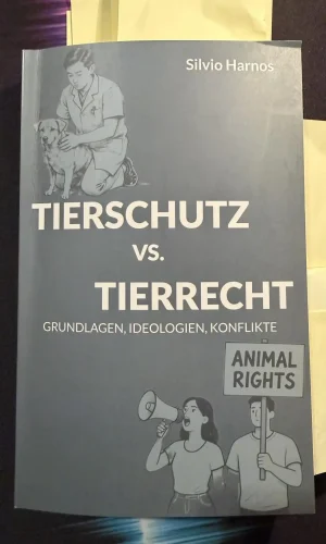 Markiertes Arbeitsexemplar von „Tierschutz vs. Tierrecht“ mit zahlreichen Papiermarkern als Grundlage der Frank Albrecht Rezension Analyse